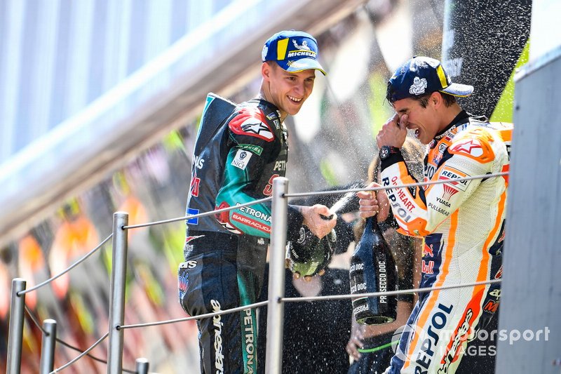 Fabio Quartararo et Marc Márquez sur le podium de Barcelone, en 2019.