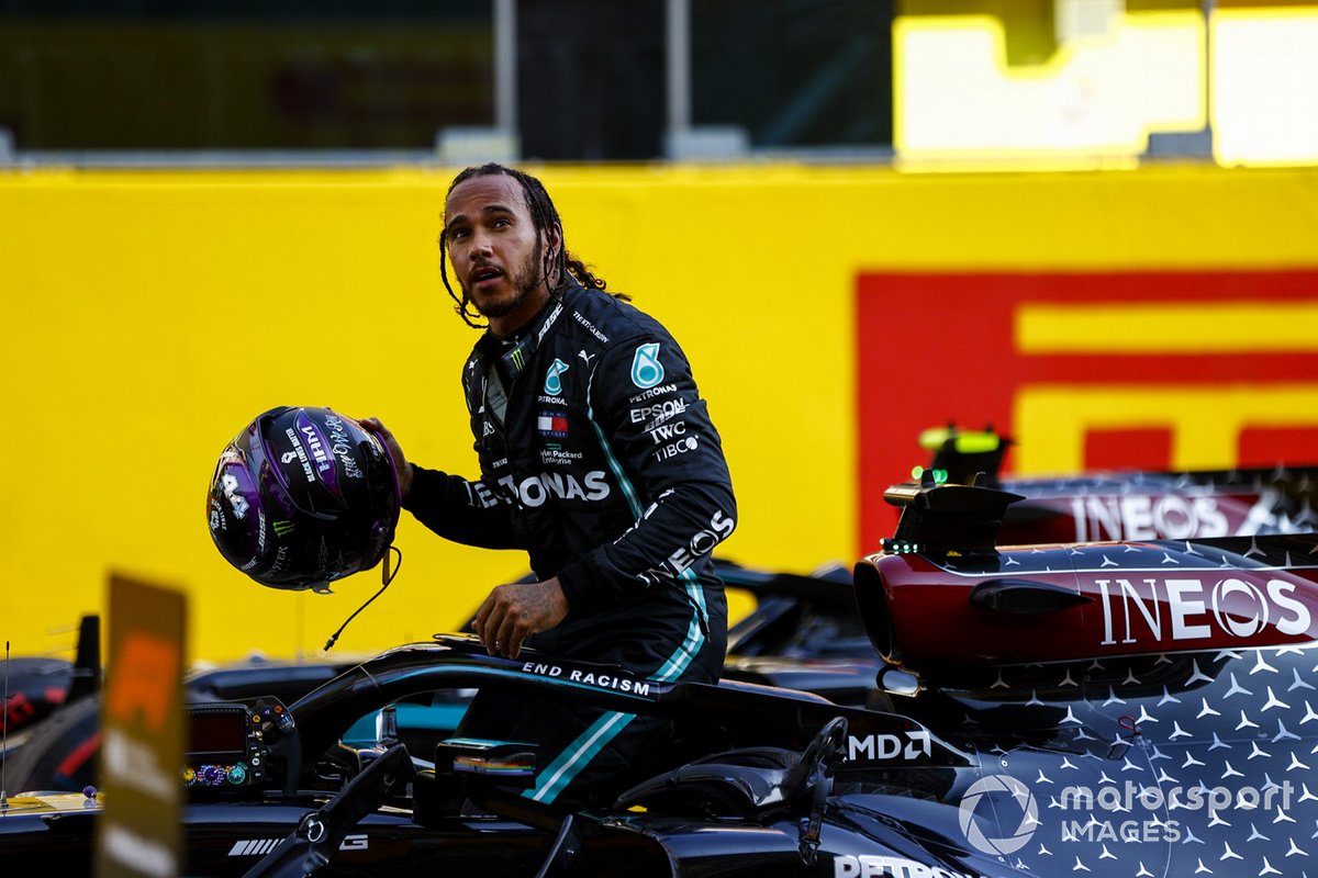 Le vainqueur Lewis Hamilton, Mercedes-AMG F1, fête en arrivant dans le parc fermé