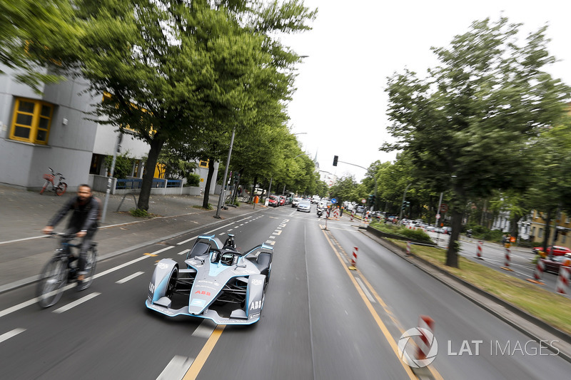 Formula 1 World Champion Nico Rosberg, Gen2 Formula E aracını Berlin sokaklarında sürüyor