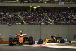 Стоффель Вандорн, McLaren MCL32, и Карлос Сайнс-мл., Renault Sport F1 Team RS17