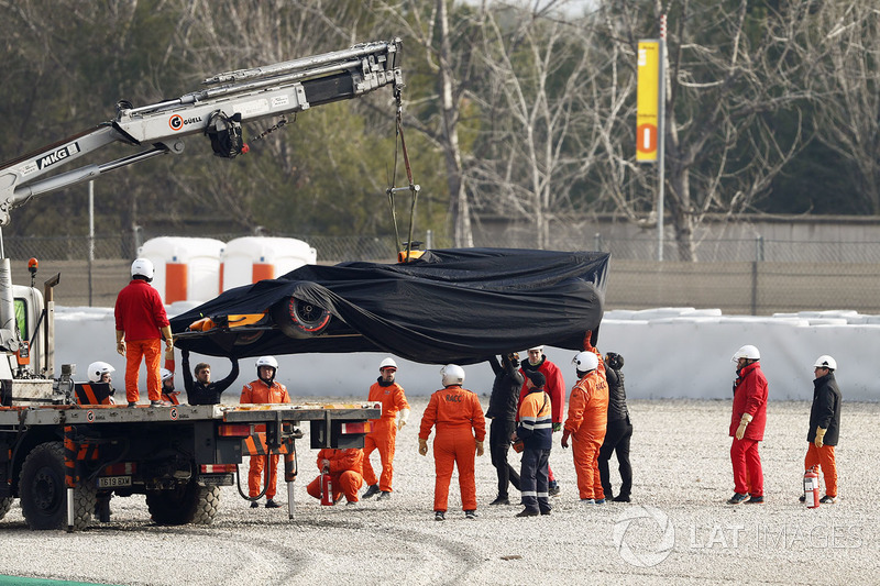 Görevliler, kazalı Fernando Alonso, McLaren MCL33'ü kaldırıyor