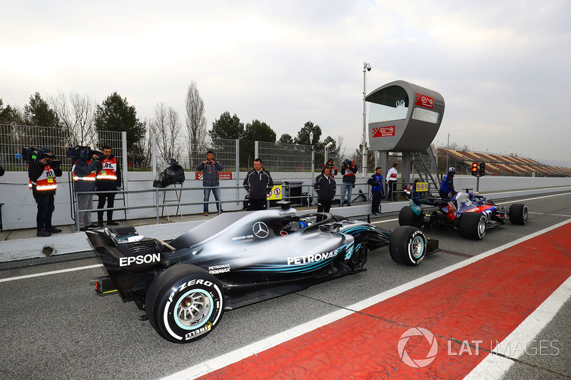 Брендон Хартли, Toro Rosso STR13, и Валттери Боттас, Mercedes AMG F1 W09