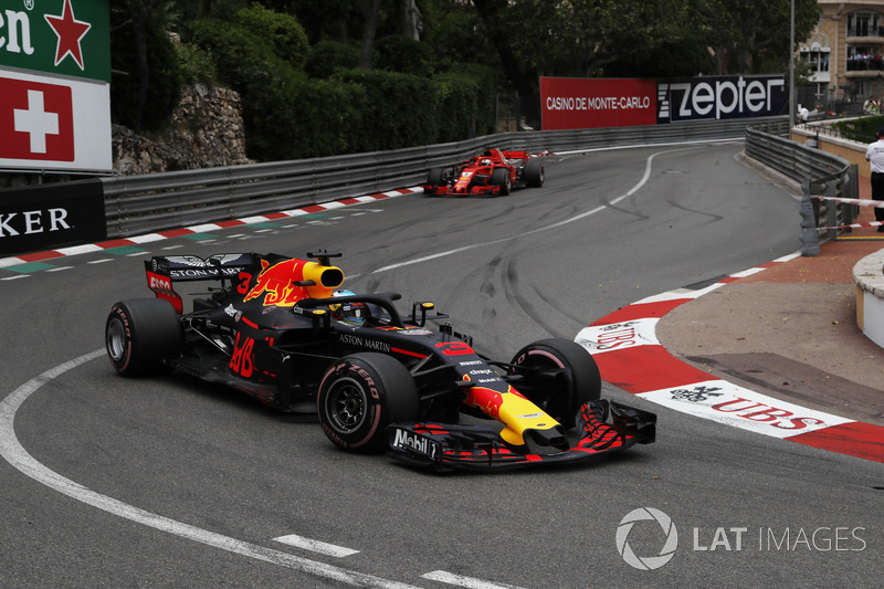 Daniel Ricciardo, Red Bull Racing RB14 leads Sebastian Vettel, Ferrari SF71H