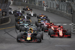 Даніель Ріккардо, Red Bull Racing RB14, лідирує