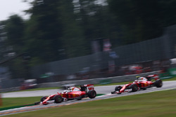 Sebastian Vettel, Ferrari SF16-H; Kimi Raikkonen, Ferrari SF16-H