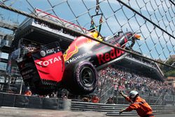 De Red Bull Racing RB12 van Max Verstappen na zijn crash