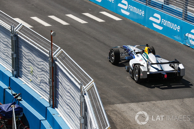 Chris Hemsworth guida una vettura di Formula E