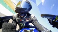Lewis Hamilton, Valentino Rossi’nin Yamaha YZR-M1'ini sürüyor