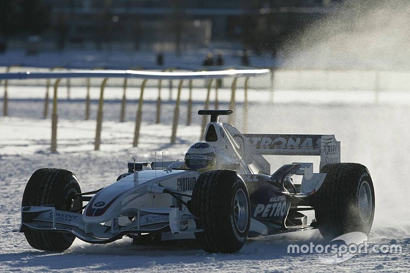 Tarihte bugün: Heidfeld buz üstünde gösteri sürüşü yapıyor