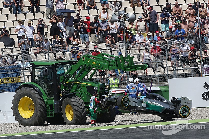 Brazil moves tractor after Bianchi crash
