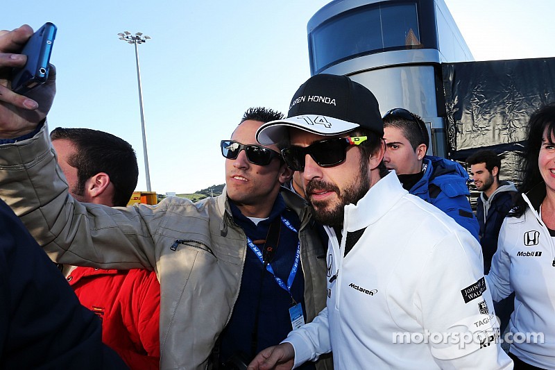 Alonso finalmente sale del hospital