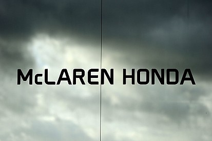 Boullier - "Pas un, mais deux tours de retard" pour McLaren