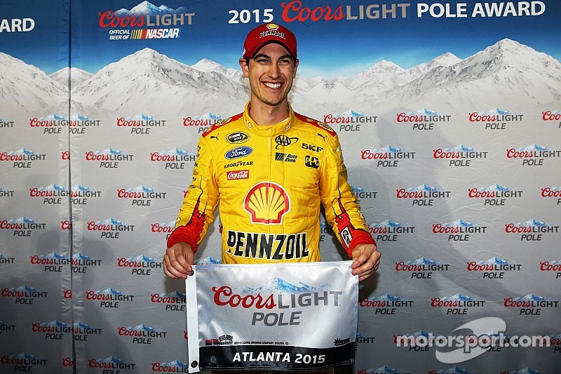 Logano con la pole en Martinsville