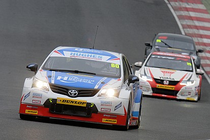 Ingram manda en una práctica húmeda en Brands Hatch