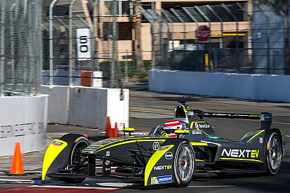 Nelson Piquet Jr. gana en Long Beach