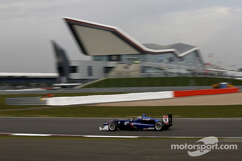 Rosenqvist y Russell mandan en el inicio de la F3