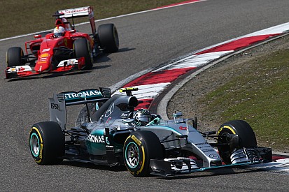 Hamilton, sorprendido por las quejas de Rosberg