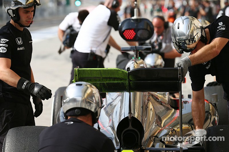 Q1 - Button encore accablé, Kvyat éliminé