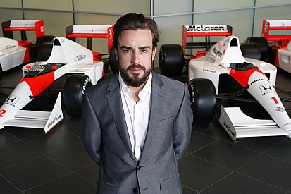 Видео: Алонсо за рулем McLaren MP4/4