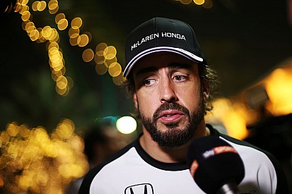 Alonso vuelve a homenajear a Senna