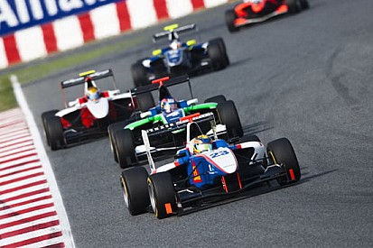 Pochi sorpassi al debutto a Barcellona