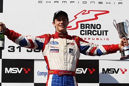 Jolyon Palmer torna leader del campionato