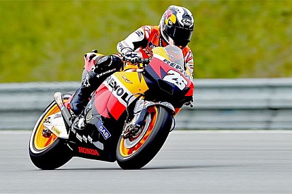 Pedrosa migliora e batte Lorenzo