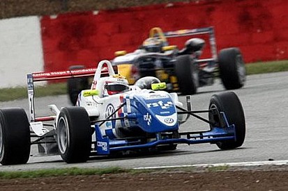 James Calado vince su una scivolosa Silverstone