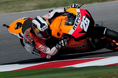 Pedrosa fa il vuoto, Lorenzo si difende