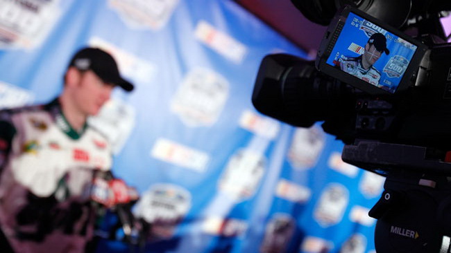 Earnhardt Jr in pole al Budweiser Shootout