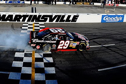 Harvick concede il bis a Martinsville
