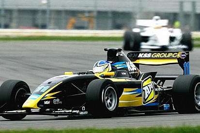 Jack Clarke al top nelle prime libere a Silverstone