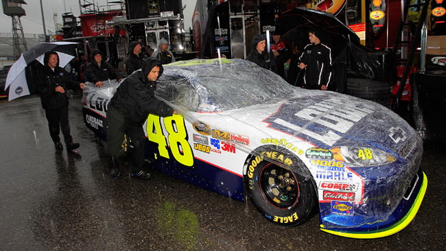A Dover piove, pole position a Jimmie Johnson