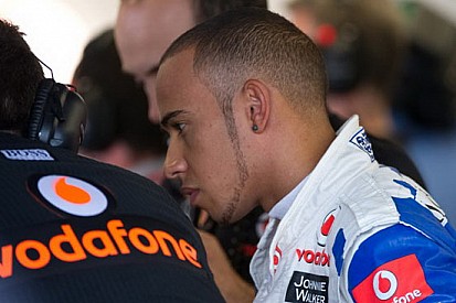 Hamilton si lamenta della McLaren che non cresce