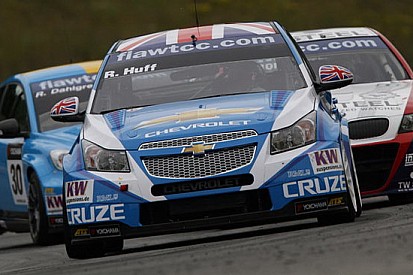 Huff guida l'ennesima tripletta Chevrolet