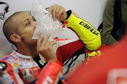 Valentino: la caduta fa riaffiorare il dolore alla spalla