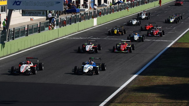 7 piloti in 32 punti: volata finale da brivido!