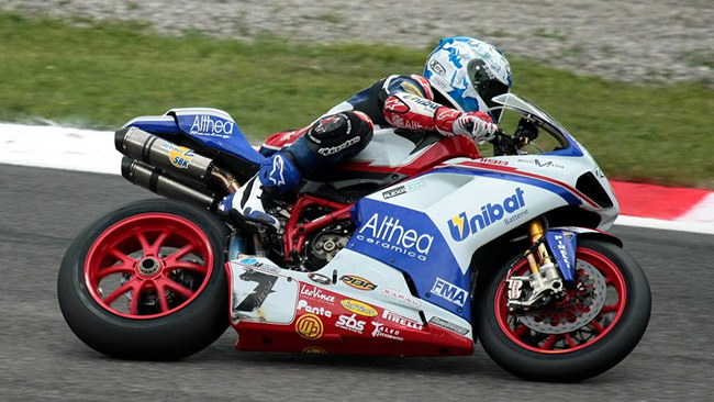 Carlos Checa domina le libere