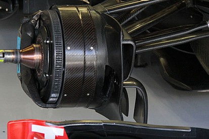 La Lotus con i cestelli dei freni aperti