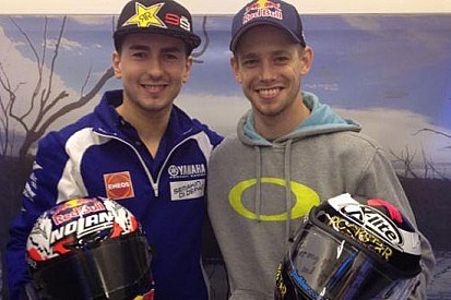 Jorge Lorenzo e Casey Stoner si scambiano i caschi