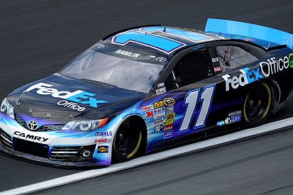 Denny Hamlin ritrova la pole position a Charlotte