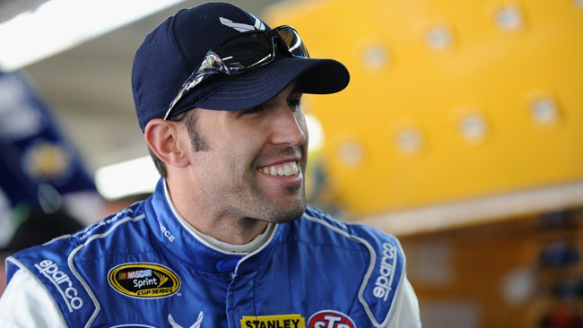 Aric Almirola ringrazia la pioggia e si prende la pole