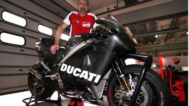 Gigi Dall'Igna mostra la Ducati per Sepang