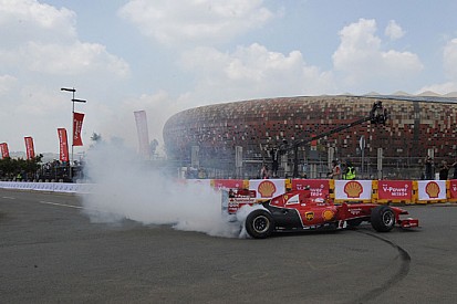 Gené dà spettacolo a Soweto con la Ferrari F60
