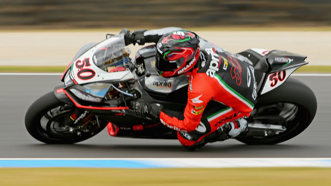 Phillip Island, Gara 2: la bandiera rossa lancia Guintoli