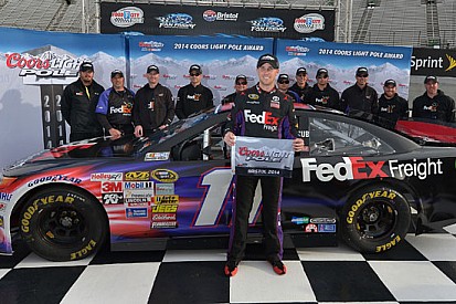 Denny Hamlin ferma la striscia di pole della Penske