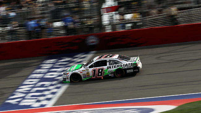 Kyle Busch piega Larson nel finale a Fontana