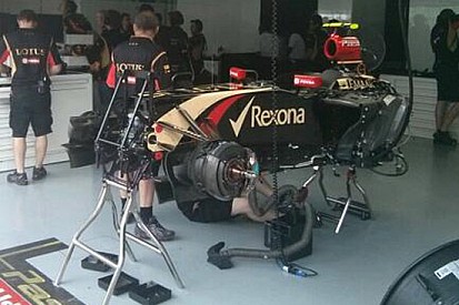 Maldonado cambia il turbo e non gira