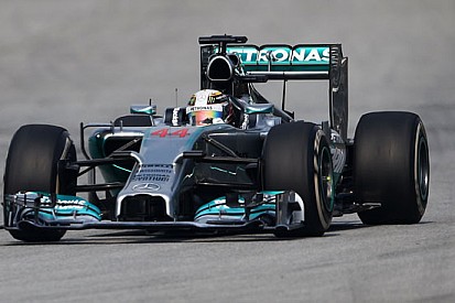 Sepang: Hamilton domina nella doppietta Mercedes