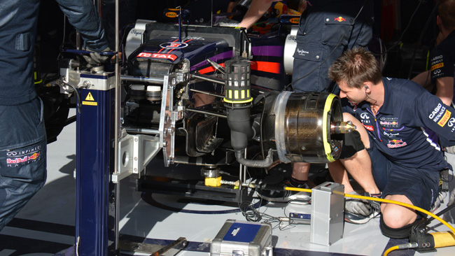 Red Bull: prove di flessione sul T-tray di Daniel